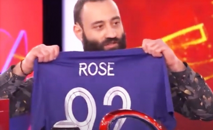 Με τη φανέλα του Ρόουζ για γούρι στο Deal!