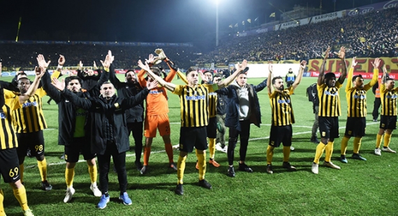 &Mu;&epsilon; &tau;&omicron; &pi;ό&delta;&iota; &sigma;&tau;&omicron; &gamma;&kappa;ά&zeta;&iota; &gamma;&iota;&alpha; &tau;&omicron; &kappa;ύ&pi;&epsilon;&lambda;&lambda;&omicron;