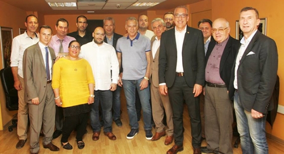 &Pi;&epsilon;&rho;ί&epsilon;&rho;&gamma;&alpha; &pi;&alpha;&iota;&chi;&nu;ί&delta;&iota;&alpha; &sigma;&tau;&eta;&nu; &pi;&lambda;ά&tau;&eta; &tau;&omicron;&upsilon; &Alpha;&Rho;&Eta;