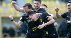 &Kappa;έ&rho;&delta;&iota;&sigma;&epsilon;... &kappa;&alpha;&iota; &mu;&epsilon;ί&omega;&sigma;&epsilon; &tau;&eta; &delta;&iota;&alpha;&phi;&omicron;&rho;ά