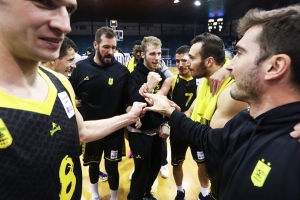 &Pi;&alpha;ί&rho;&nu;&epsilon;&iota; &tau;&omicron; &nu;&tau;έ&rho;&mu;&pi;&iota; &kappa;&alpha;&iota; &xi;&epsilon;&mu;&pi;&epsilon;&rho;&delta;&epsilon;ύ&epsilon;&iota; &omicron;&rho;&iota;&sigma;&tau;&iota;&kappa;ά &mu;&epsilon; &tau;&iota;&sigmaf; &pi;&epsilon;&rho;&iota;&pi;έ&tau;&epsilon;&iota;&epsilon;&sigmaf;