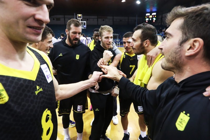 &Pi;&alpha;ί&rho;&nu;&epsilon;&iota; &tau;&omicron; &nu;&tau;έ&rho;&mu;&pi;&iota; &kappa;&alpha;&iota; &xi;&epsilon;&mu;&pi;&epsilon;&rho;&delta;&epsilon;ύ&epsilon;&iota; &omicron;&rho;&iota;&sigma;&tau;&iota;&kappa;ά &mu;&epsilon; &tau;&iota;&sigmaf; &pi;&epsilon;&rho;&iota;&pi;έ&tau;&epsilon;&iota;&epsilon;&sigmaf;