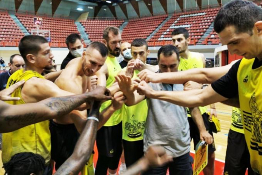 &Mu;&epsilon; &tau;&omicron; &mu;&upsilon;&alpha;&lambda;ό &sigma;&tau;&omicron; &Mu;&epsilon;&sigma;&omicron;&lambda;ό&gamma;&gamma;&iota;