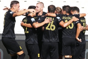 &Mu;&epsilon; &nu;έ&alpha; &pi;&rho;ό&sigma;&omega;&pi;&alpha; &gamma;&iota;&alpha; &tau;&omicron; &laquo;&tau;&rho;ί&pi;&omicron;&nu;&tau;&omicron;&raquo; &kappa;ό&nu;&tau;&rho;&alpha; &sigma;&tau;&omicron;&nu; &Alpha;&pi;ό&lambda;&lambda;&omega;&nu; &Sigma;&mu;ύ&rho;&nu;&eta;&sigmaf;