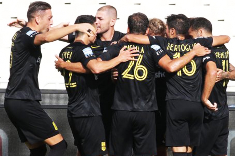 &Mu;&epsilon; &nu;έ&alpha; &pi;&rho;ό&sigma;&omega;&pi;&alpha; &gamma;&iota;&alpha; &tau;&omicron; &laquo;&tau;&rho;ί&pi;&omicron;&nu;&tau;&omicron;&raquo; &kappa;ό&nu;&tau;&rho;&alpha; &sigma;&tau;&omicron;&nu; &Alpha;&pi;ό&lambda;&lambda;&omega;&nu; &Sigma;&mu;ύ&rho;&nu;&eta;&sigmaf;