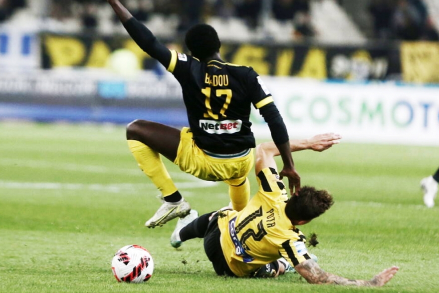 &Alpha;&Epsilon;&Kappa; &ndash; &Alpha;&Rho;&Eta;&Sigma; 2-1 | &Mu;&epsilon; &tau;&omicron; &pi;ό&delta;&iota; &sigma;&tau;&omicron; &gamma;&kappa;ά&zeta;&iota; &omicron; &Alpha;&Rho;&Eta;&Sigma;, &tau;&omicron;&nu; &phi;&rho;έ&nu;&alpha;&rho;&epsilon; &omicron; &Delta;&iota;&alpha;&mu;&alpha;&nu;&tau;ό&pi;&omicron;&upsilon;&lambda;&omicron;&sigmaf;