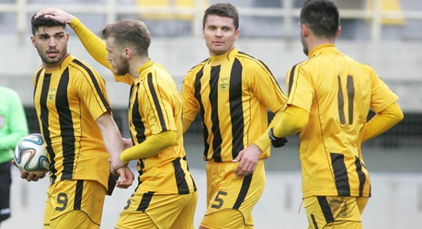 &Alpha;&pi;έ&phi;&upsilon;&gamma;&epsilon; &tau;&eta; &gamma;&kappa;έ&lambda;&alpha;... &kappa;&alpha;&iota; &epsilon;&lambda;&pi;ί&zeta;&epsilon;&iota;