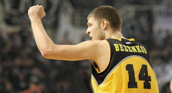 &Gamma;&upsilon;&rho;ί&zeta;&epsilon;&iota; &delta;&iota;&alpha;&kappa;ό&pi;&tau;&eta;... &kappa;&alpha;&iota; &kappa;&epsilon;&rho;&delta;ί&zeta;&epsilon;&iota;